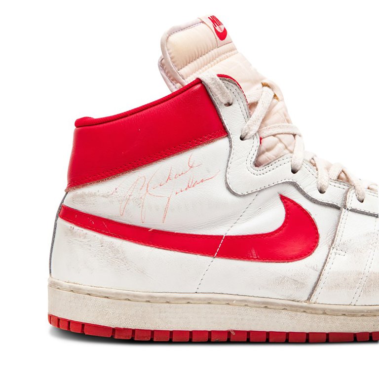 Subastan las zapatillas antiguas que usó Michael Jordan la NBA